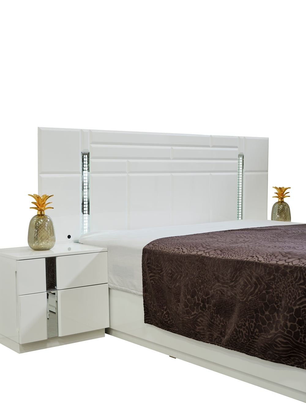 Sienna Bedroom (Queen Frame With Headboard & Dresser With Mirror & 2 Nightstand & Chest)